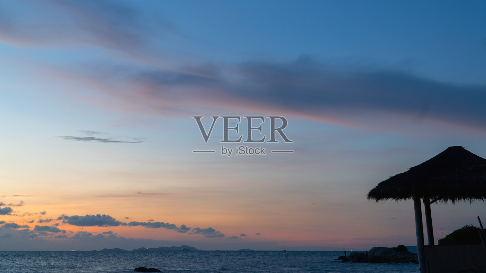 黄昏的天空。照片摄影图片