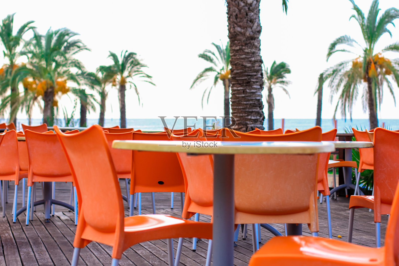 空荡荡的海滩咖啡馆，没有游客。社交距离、取消休假、封锁、隔离或隔离期间的旅游业务理念危机。照片摄影图片