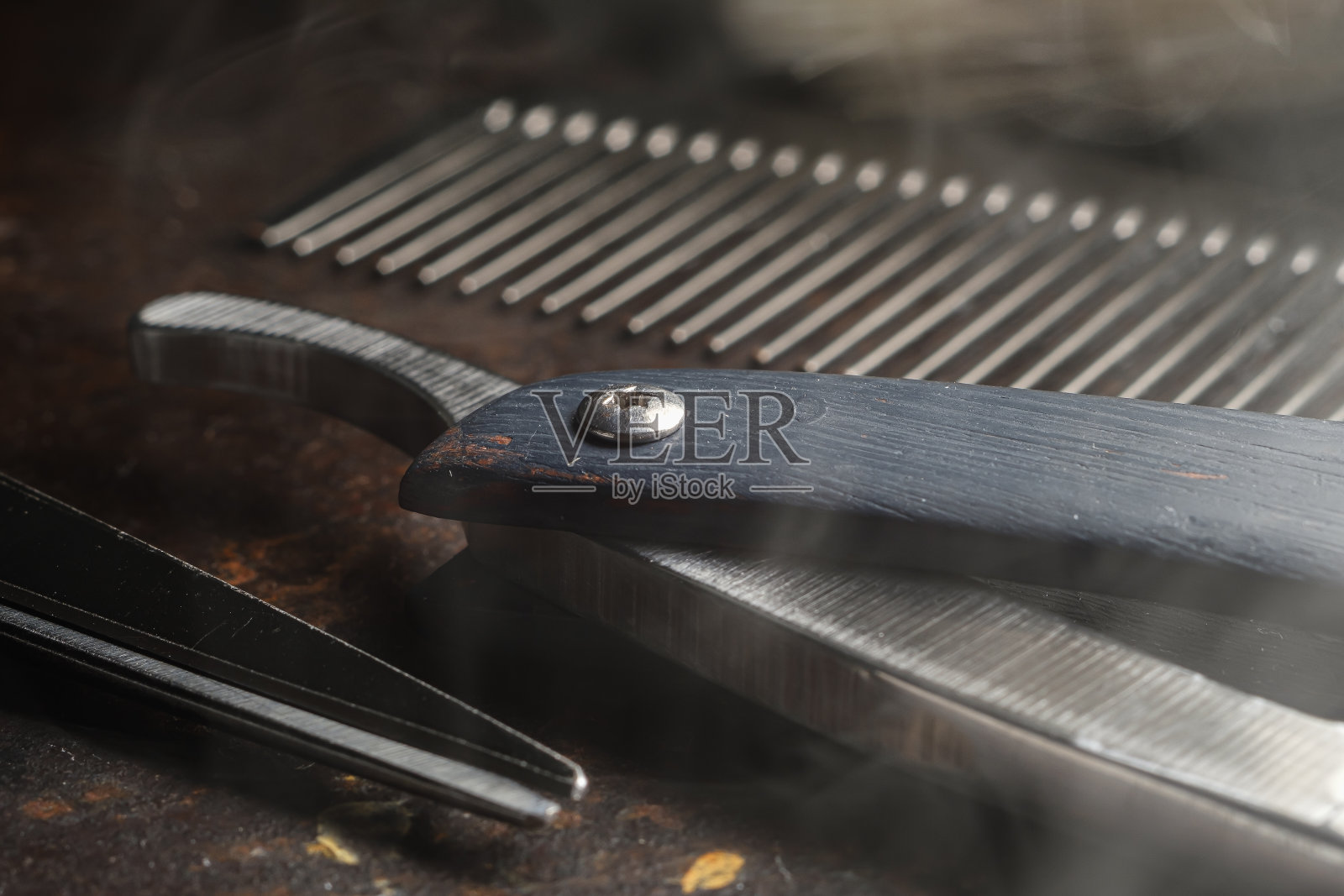 锈迹斑斑的表面上放着一些旧的理发工具。理发剪刀，梳子，剃须刀，特写。乡村。水平的。副本的空间。照片摄影图片