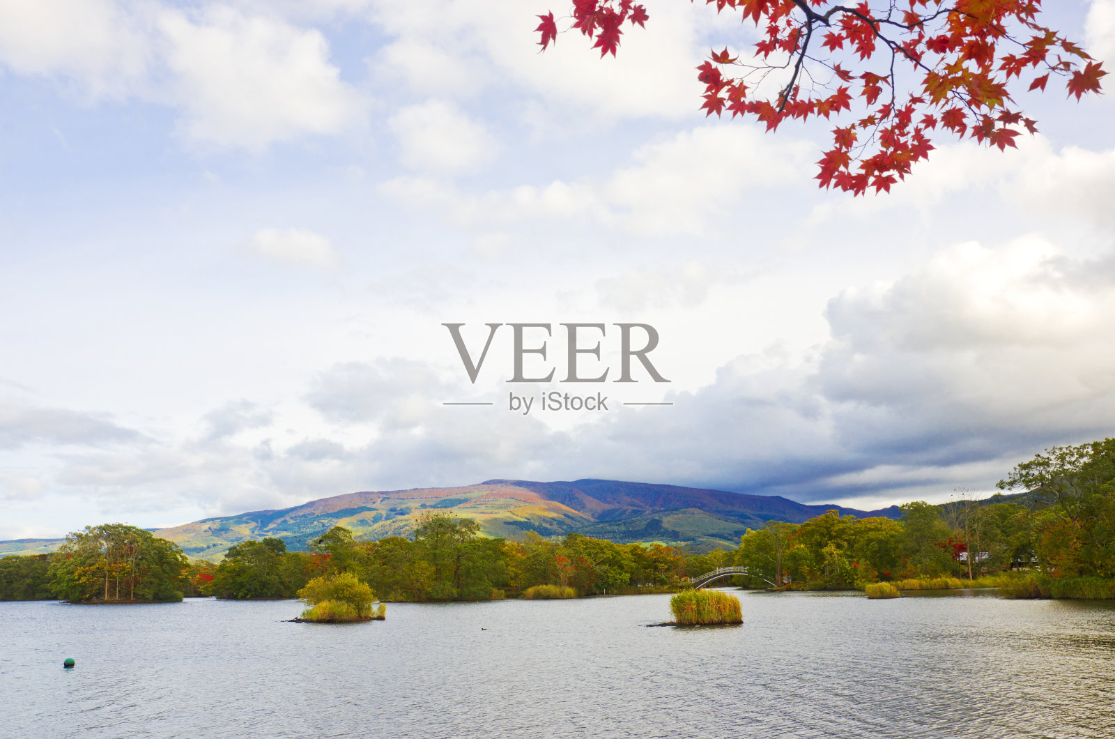 日本北海道的小龙沼国家公园和小龙山的秋季湖景照片摄影图片