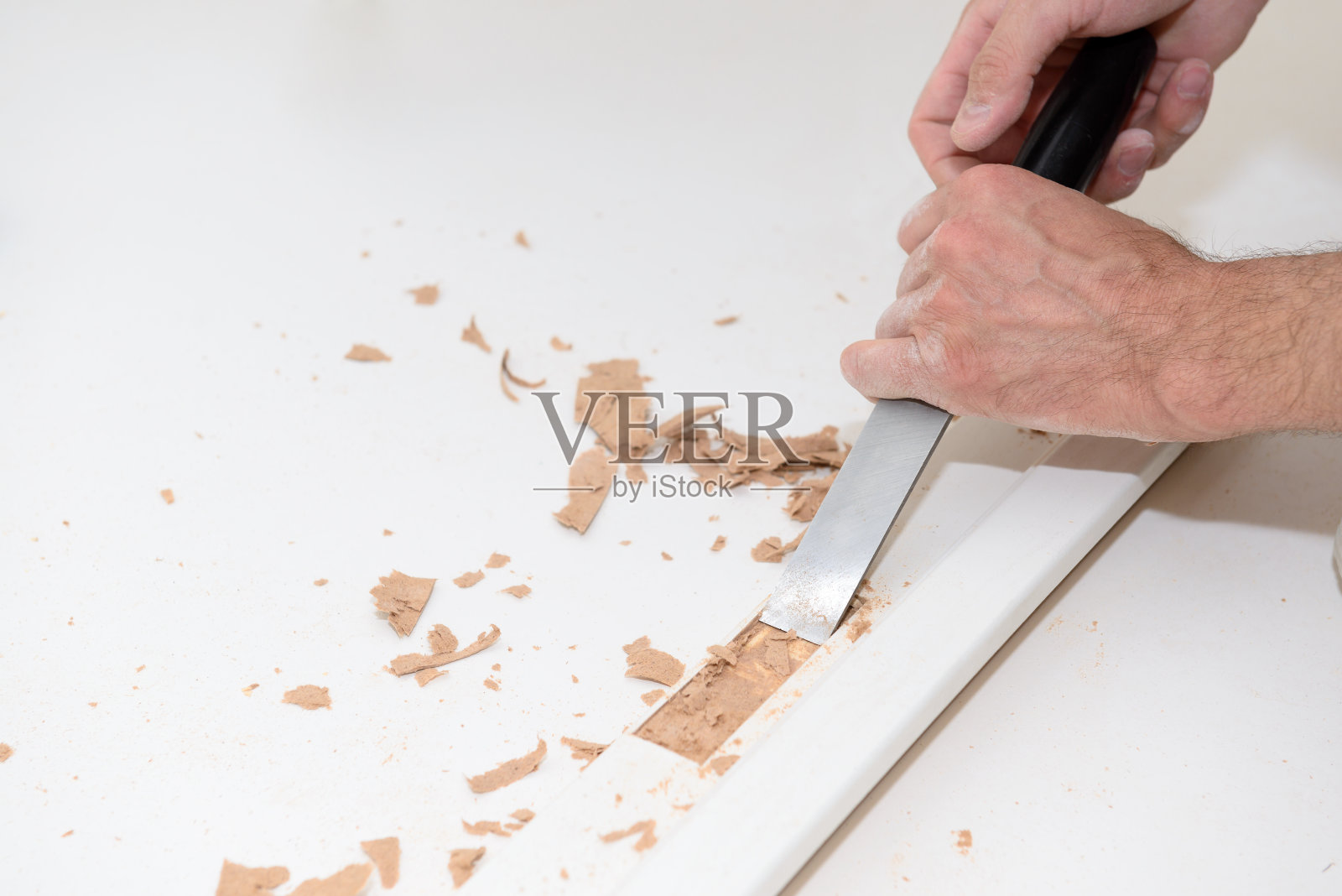 安装室内门的铰链。凿工作。照片摄影图片