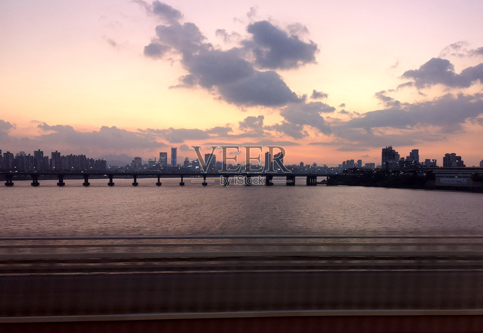 首尔的天际线和黄昏的汉江，韩国照片摄影图片