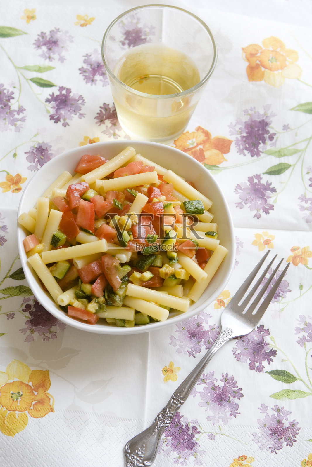 意大利面和蔬菜照片摄影图片
