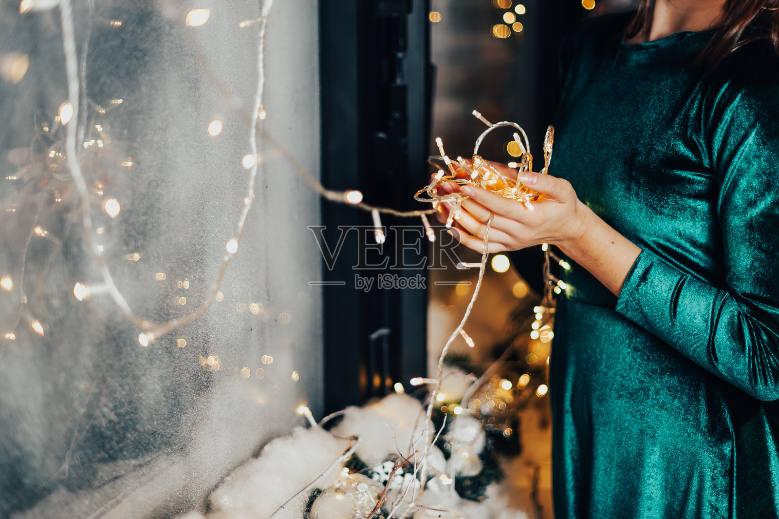 女孩拿着圣诞彩灯照片摄影图片