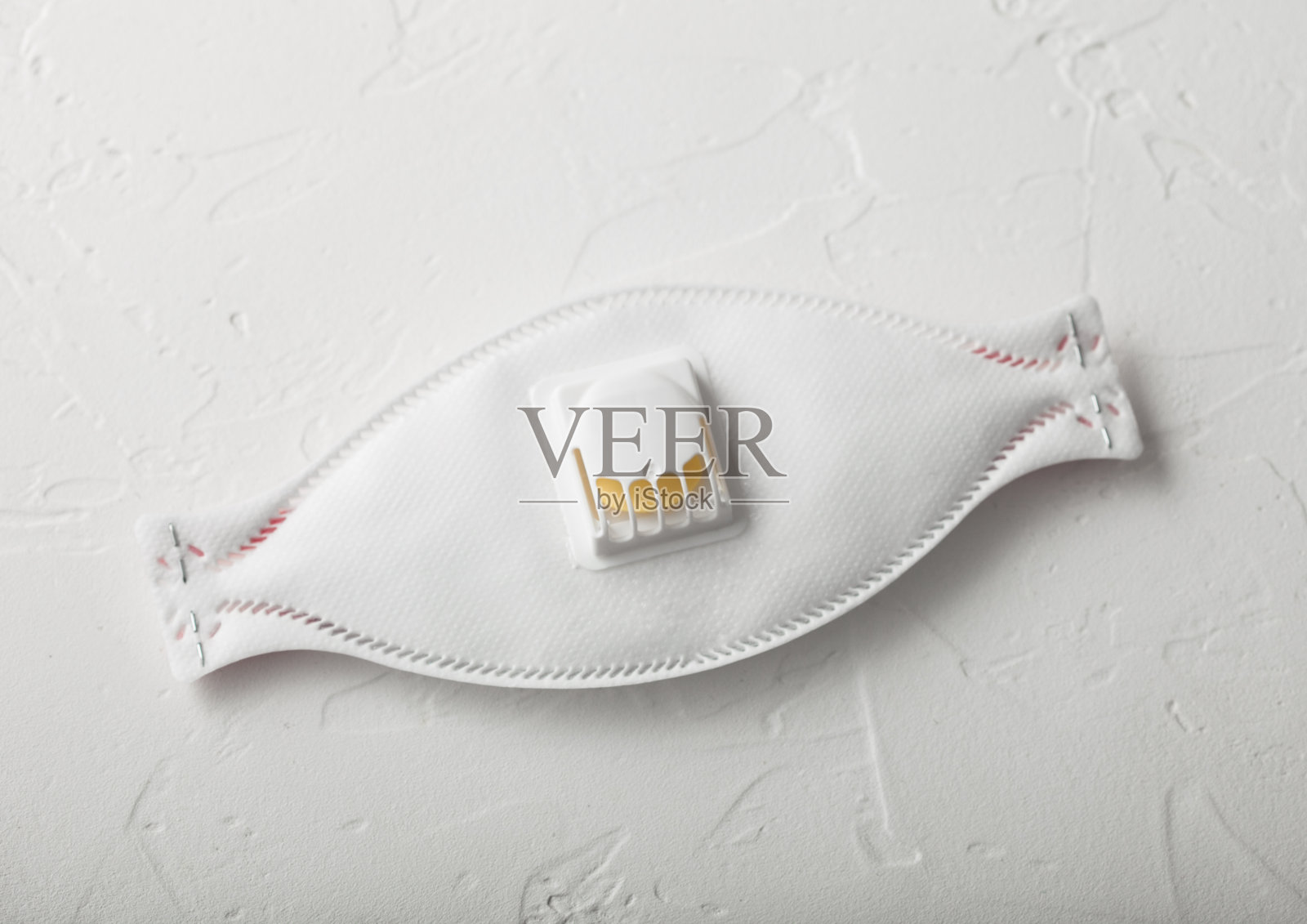 面罩罩在白色背景。对冠状病毒、细菌、细菌和病毒的最佳防护。照片摄影图片