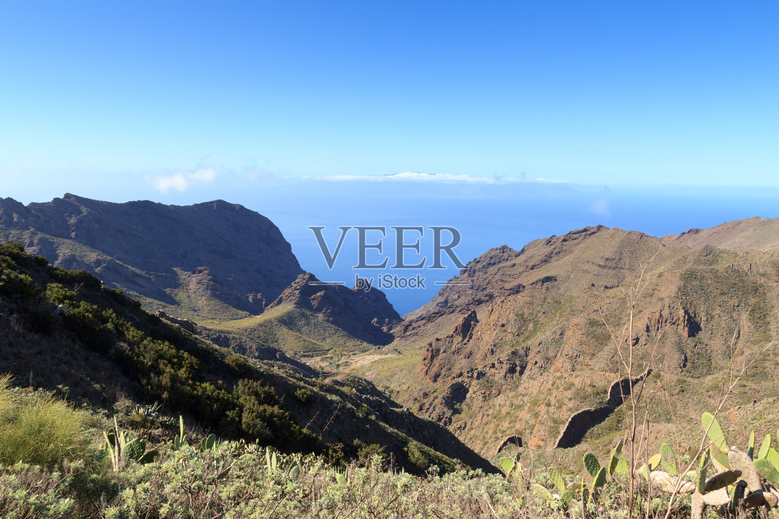 悬崖和岩石的全景，大西洋和戈梅拉在背景加那利岛特内里费，西班牙照片摄影图片