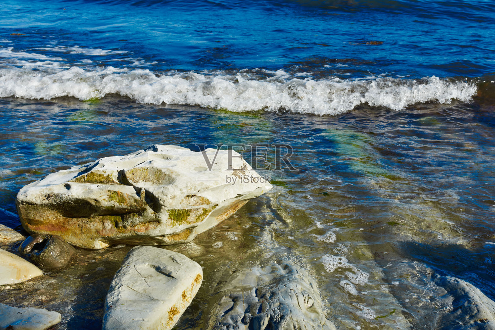 海里的石头带着波浪照片摄影图片