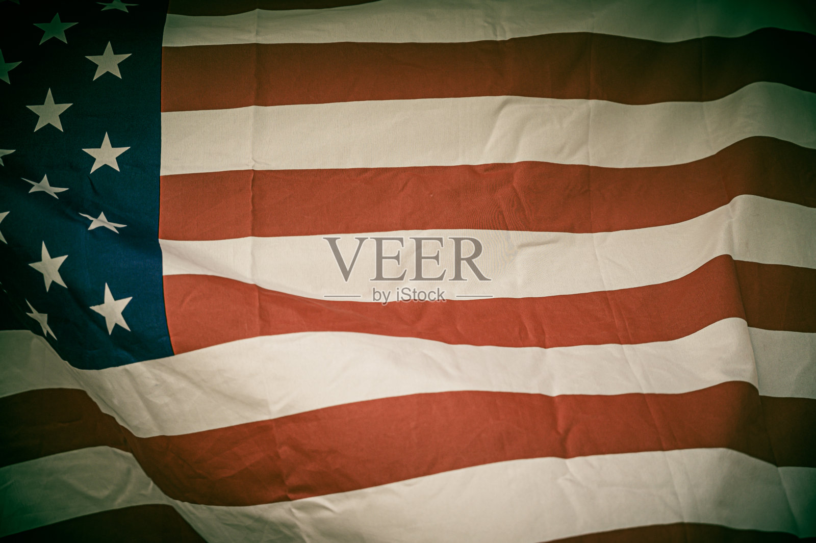 美国国旗在阵亡将士纪念日迎风飘扬。照片摄影图片