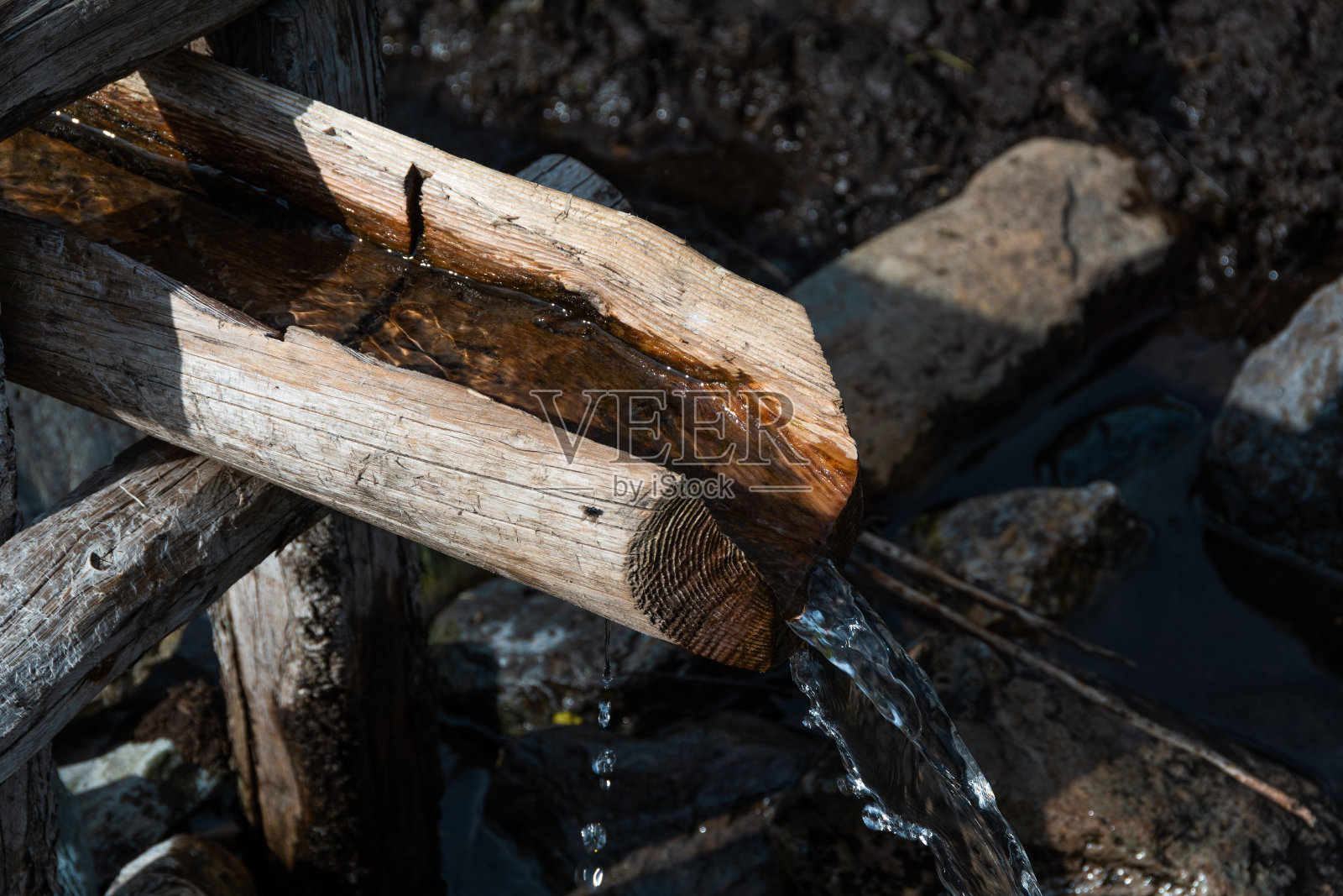 木渡槽从溪边引水，通过木槽灌溉和输水，在炎热的日子里解渴照片摄影图片