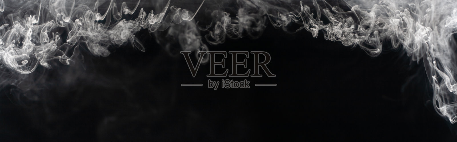 抽象烟雾在黑暗的背景，孤立。照片摄影图片