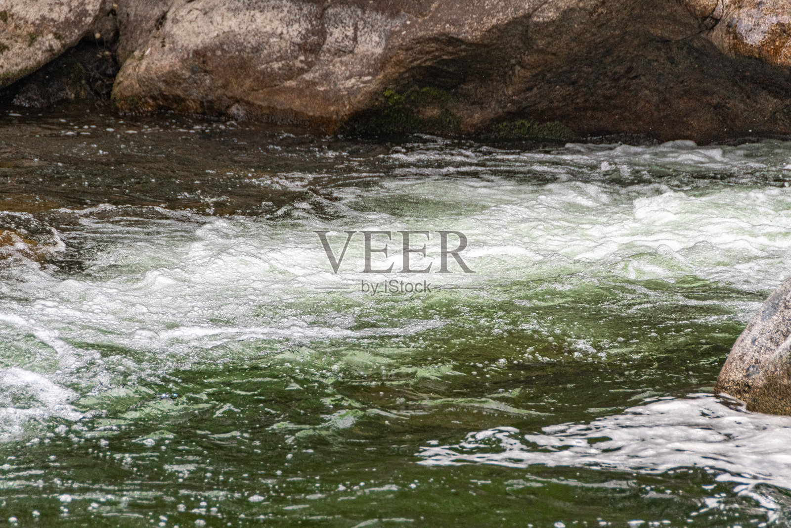 快速流动的河流。山涧在岩石间流淌。水的旅游行程照片摄影图片