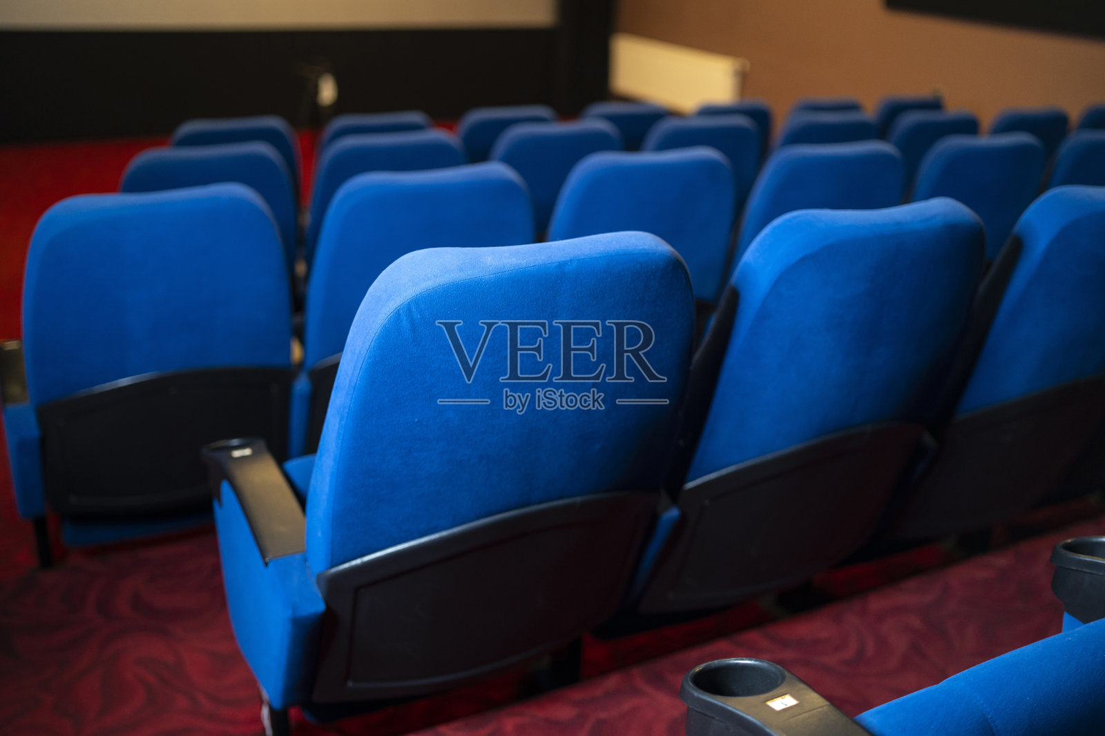 新冠肺炎大流行，影院空无一人照片摄影图片