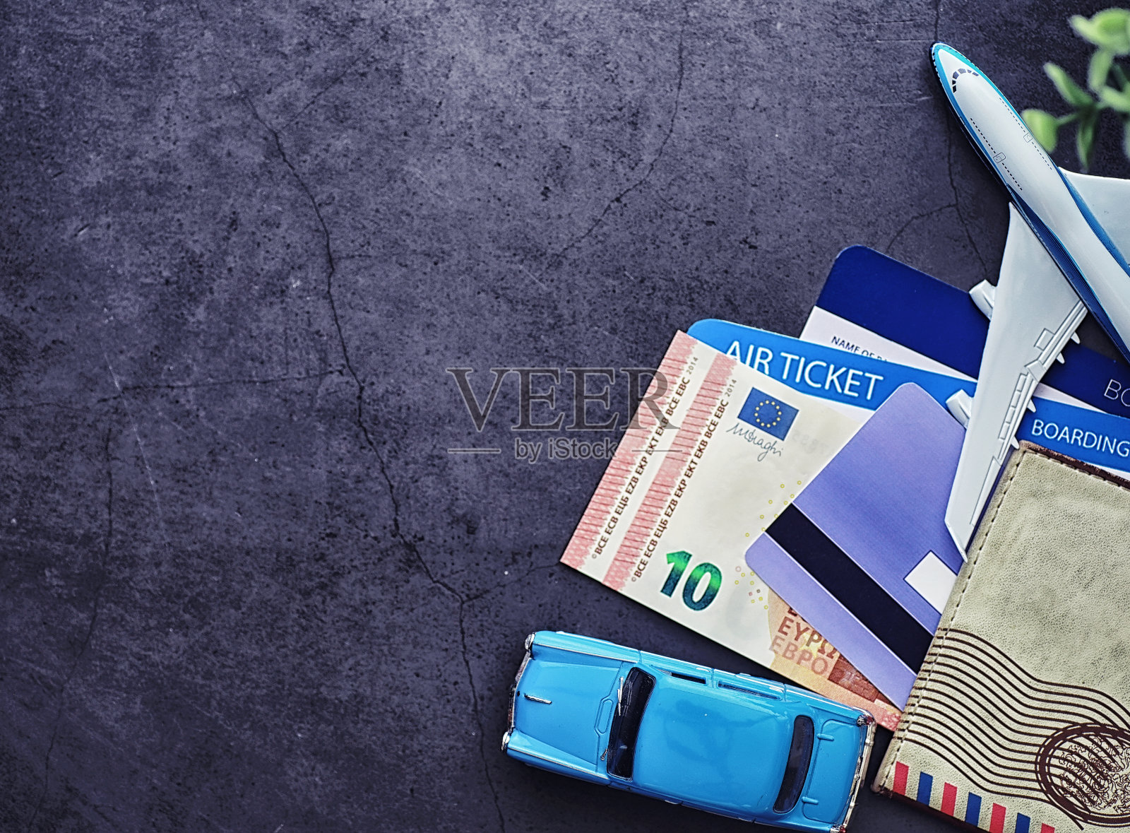 飞机的机票和护照。旅行的概念。机票预订。照片摄影图片