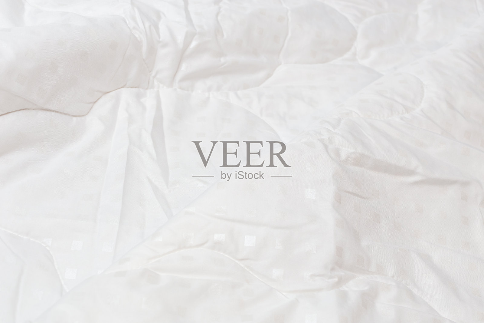 具有选择性焦点和背景模糊的白色织物毯子，带有一个大折叠特写背景照片摄影图片