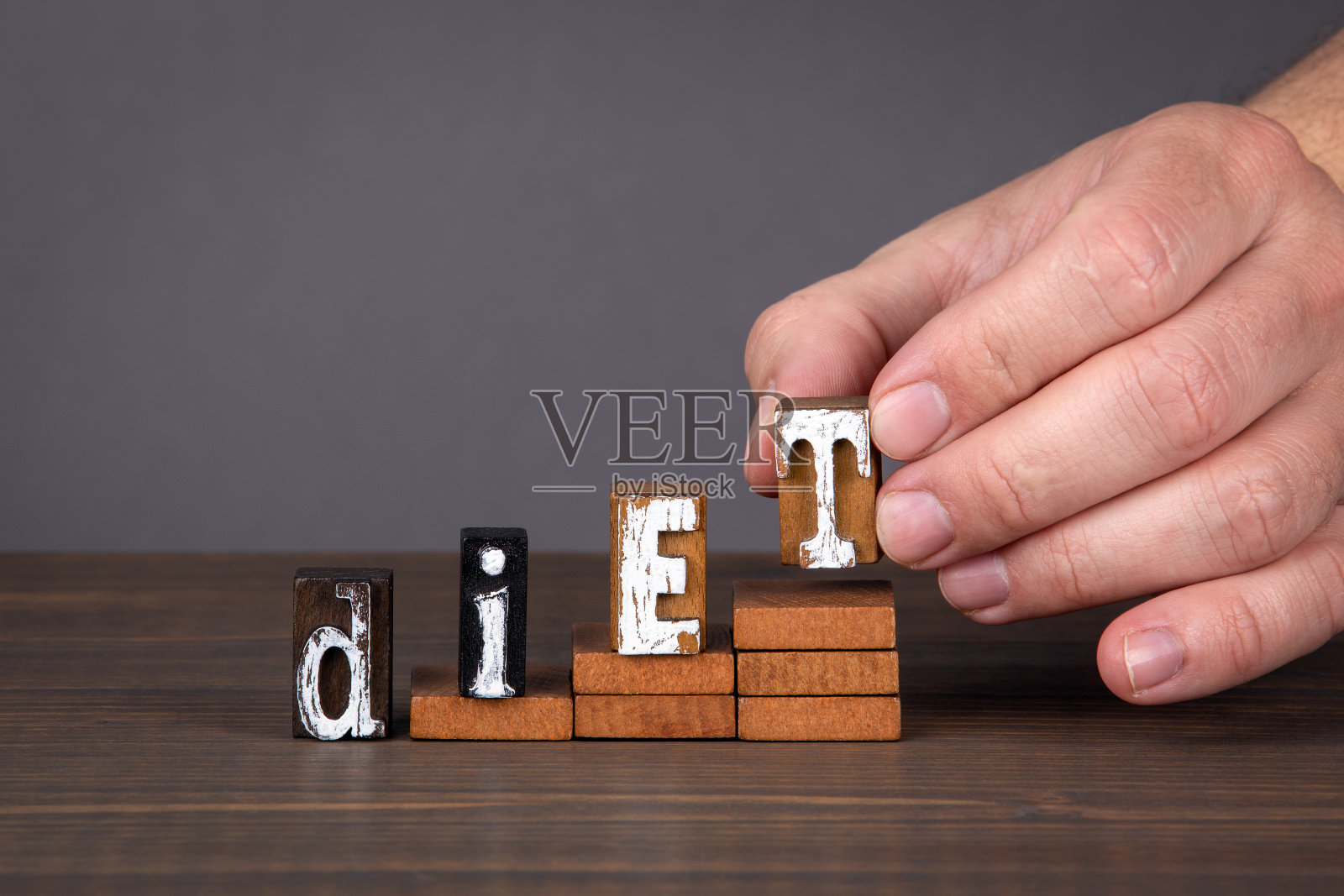 饮食的概念。台阶上的木制字母照片摄影图片