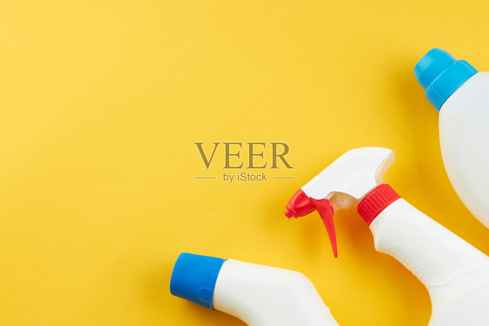 明亮的黄色背景上空白的化学药瓶。副本的空间。清洁和洗涤概念。照片摄影图片