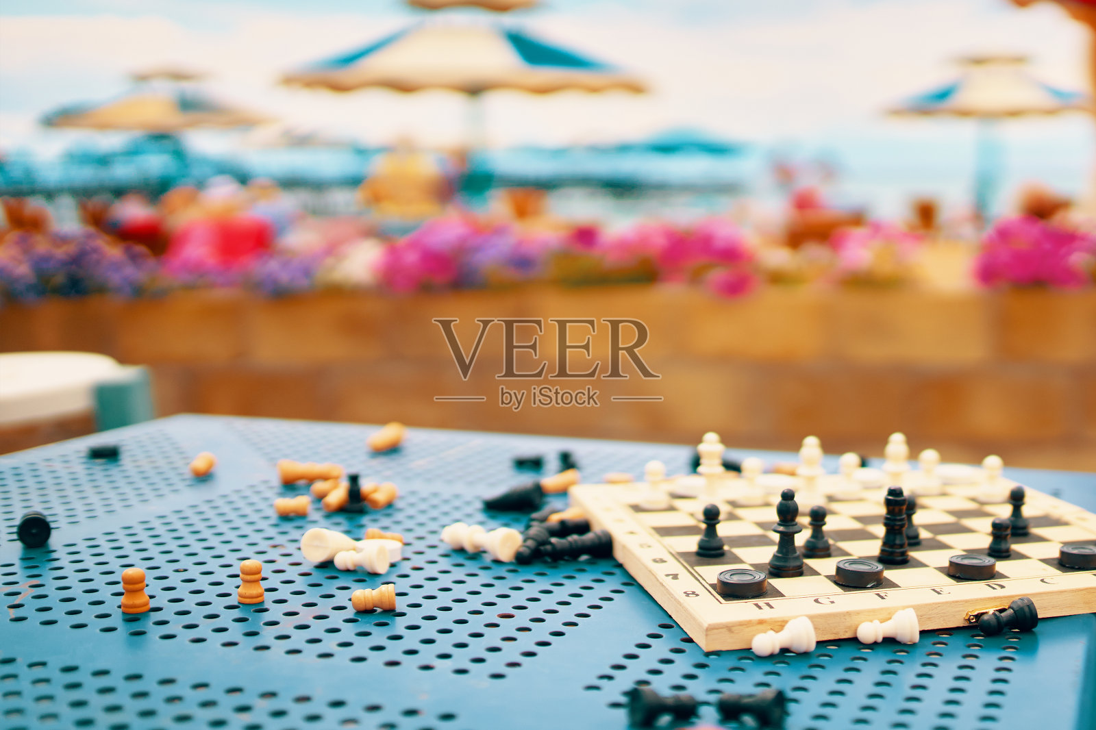 象棋在桌子上。照片摄影图片