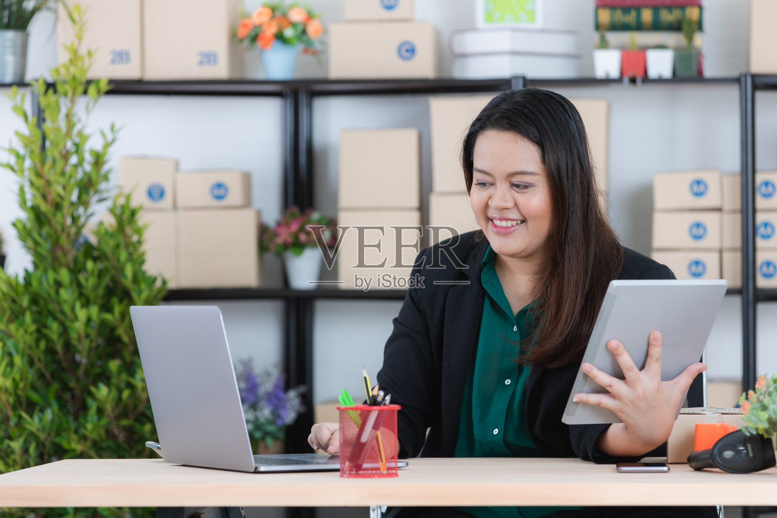 胖女人在创业办公室照片摄影图片