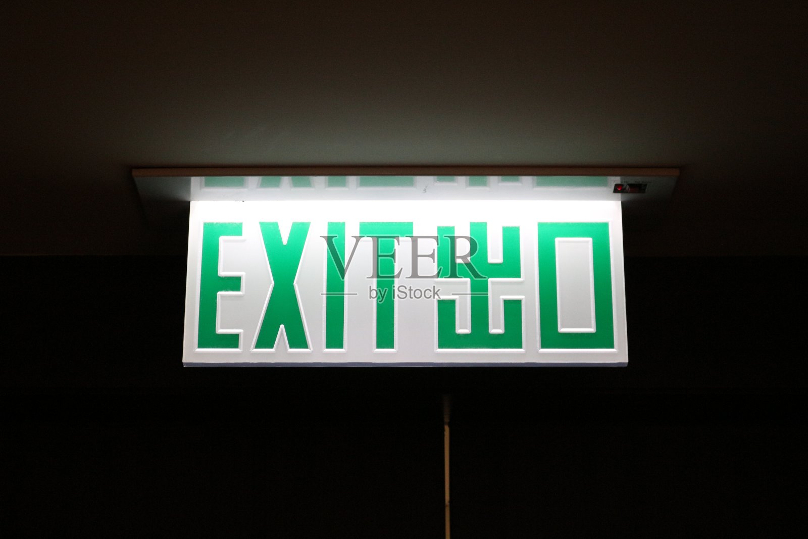 出口标志亮着(中文是“exit”)照片摄影图片