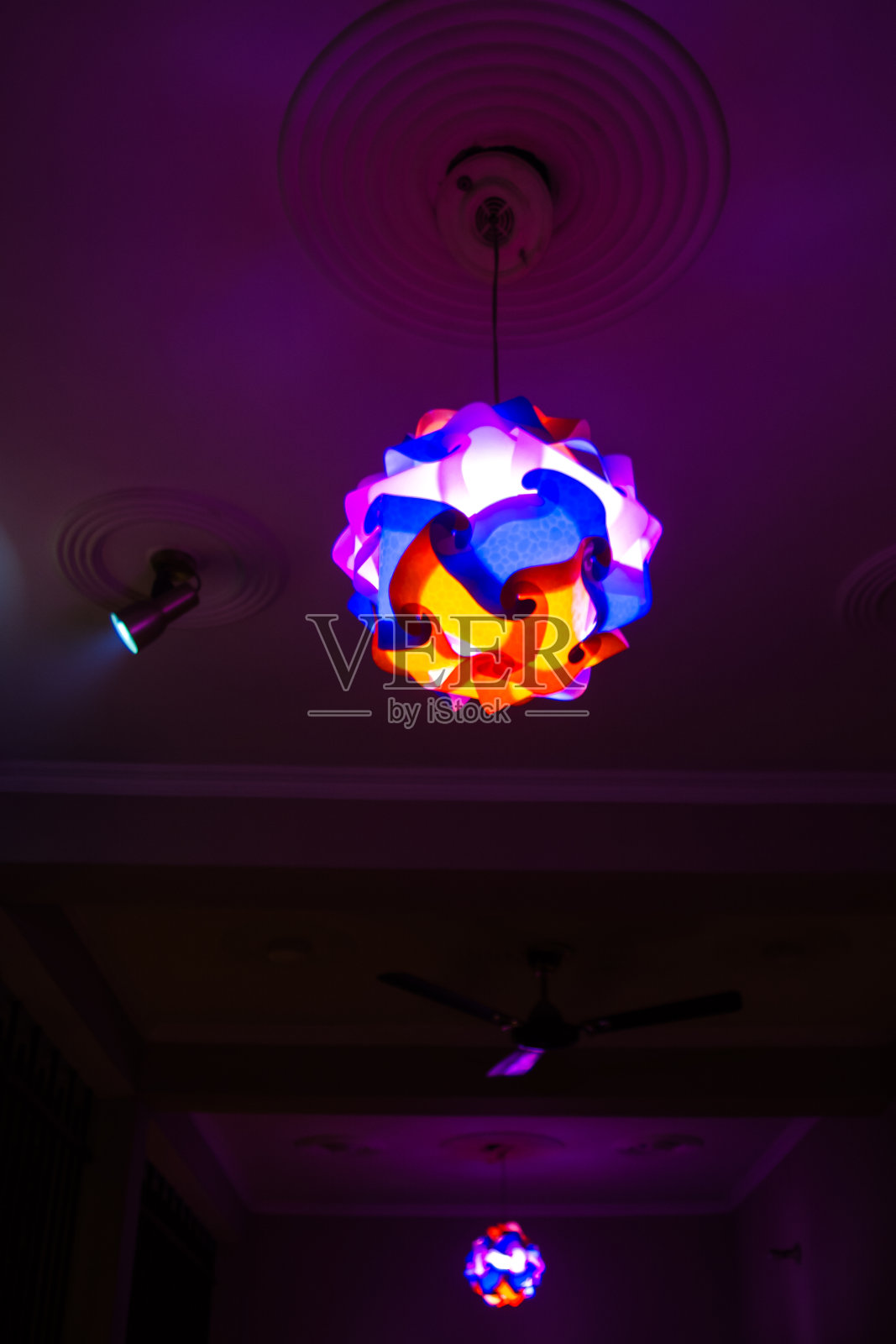 排灯节快乐-彩色装饰LED灯排灯节期间的庆祝照片摄影图片