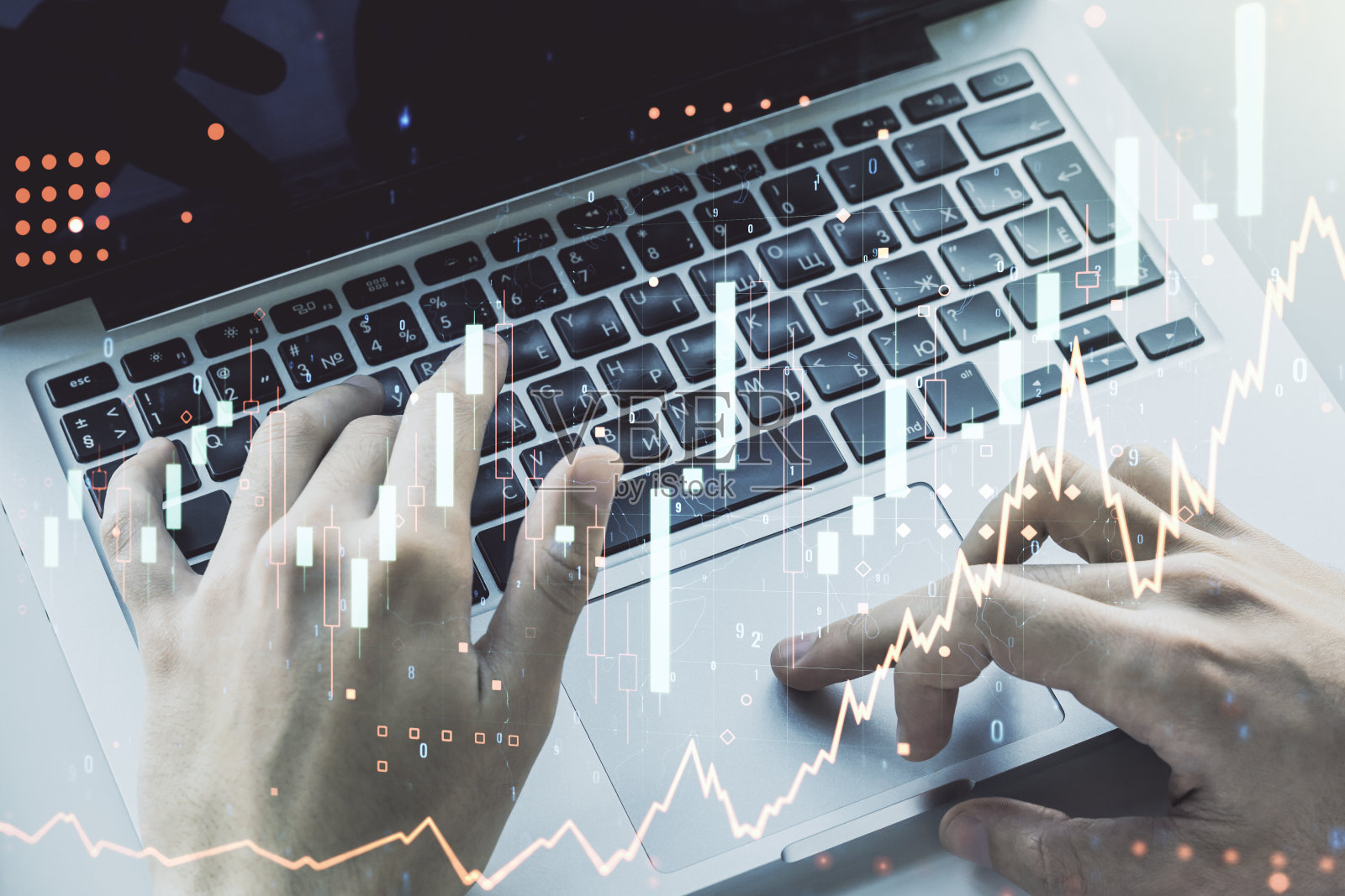 在背景、研究和策略概念上，用电脑键盘手工输入双重曝光抽象创意财务图表照片摄影图片
