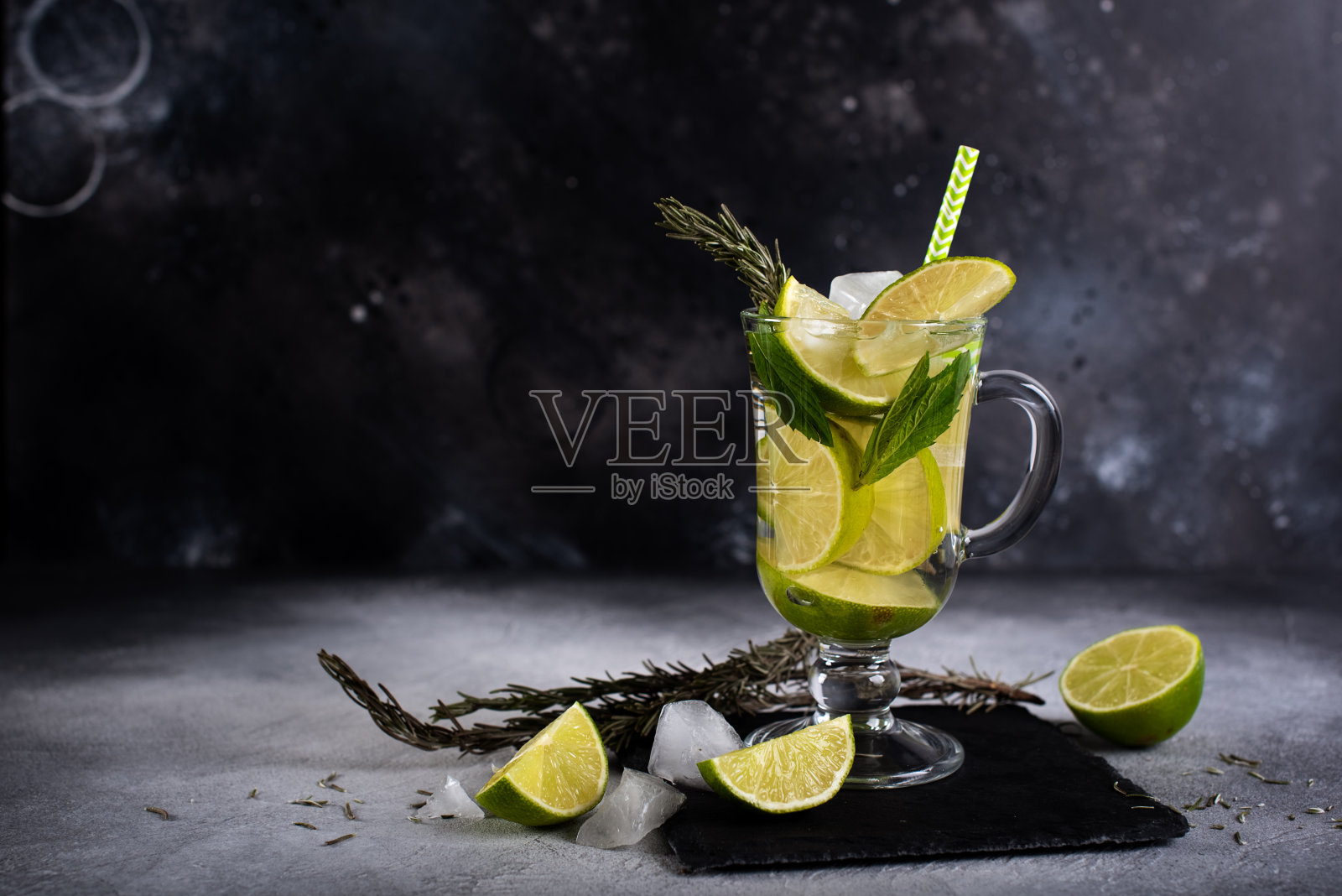 莫吉托鸡尾酒与酸橙和薄荷高球杯在灰色的石头背景照片摄影图片