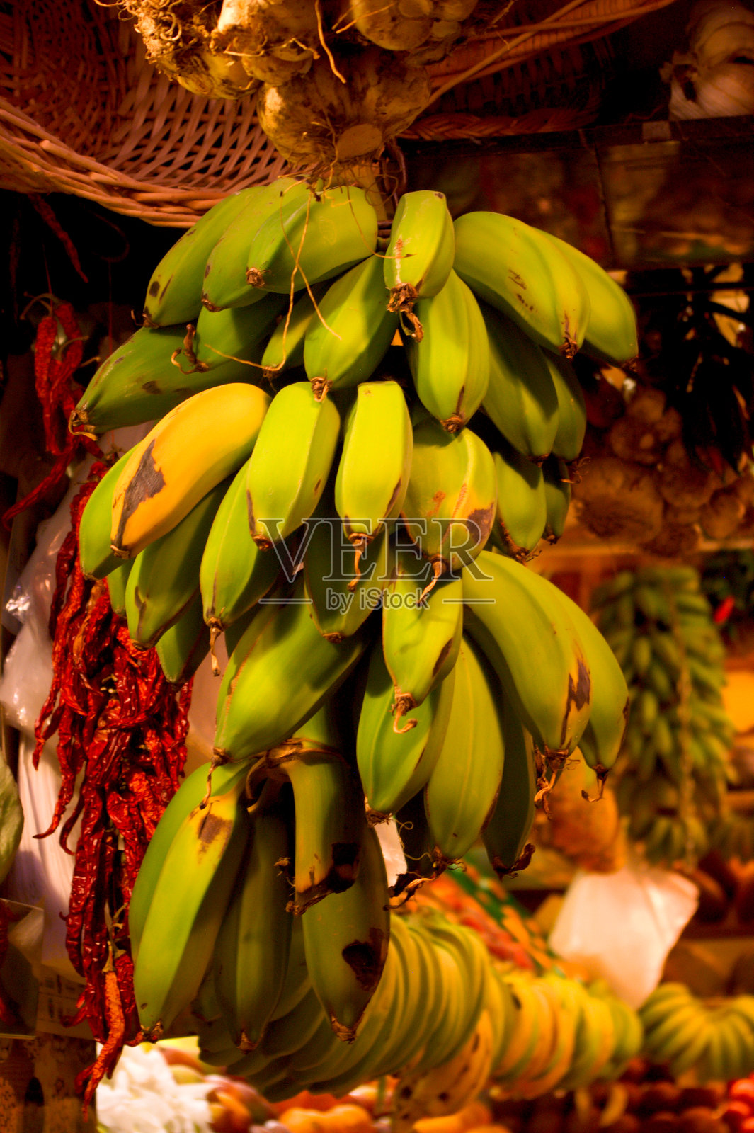 加那利群岛，大加那利群岛的拉斯帕尔马斯市，五彩缤纷的水果摊上的香蕉照片摄影图片