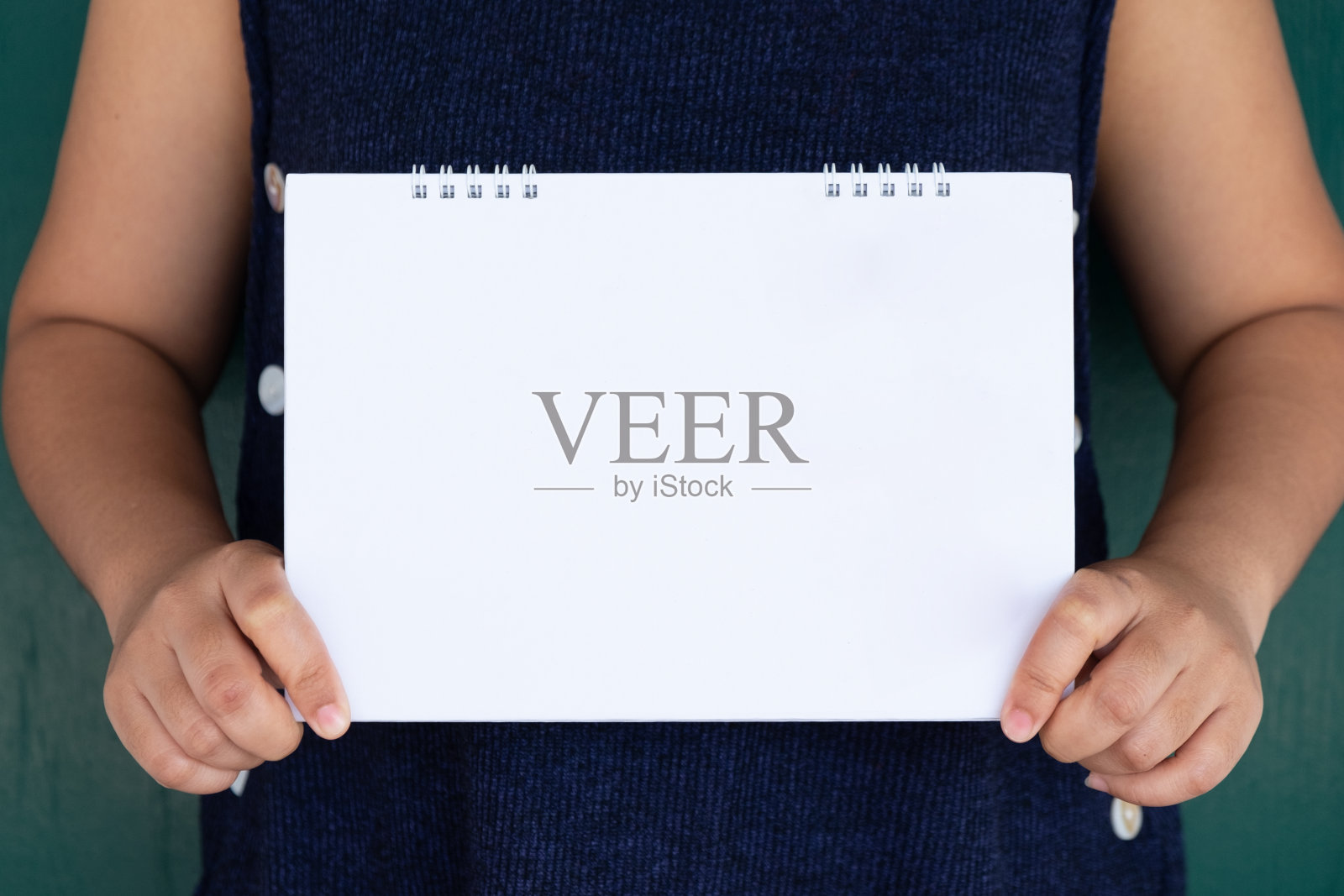 女士展示空白的白色日历，传单展示。清晰的胶版纸。表模板。照片摄影图片