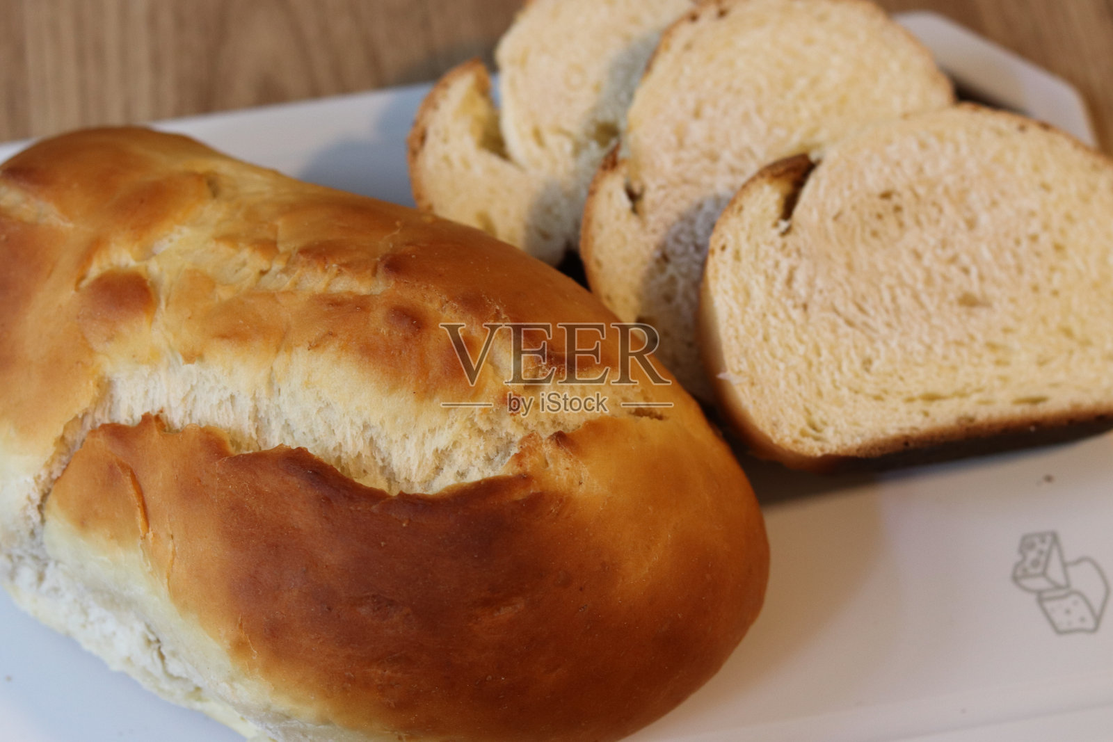 离开烤箱几分钟后自制面包。照片摄影图片