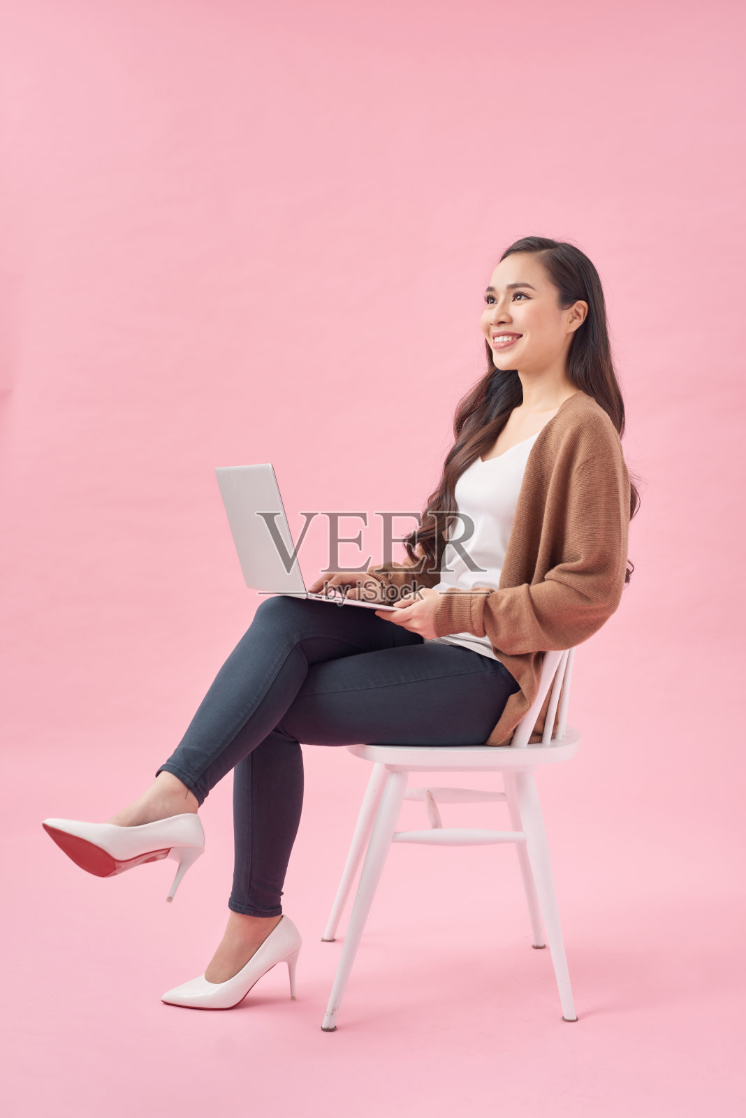 女孩正在网上冲浪，寻找一些有趣的信息。她正在用笔记本电脑工作。照片摄影图片