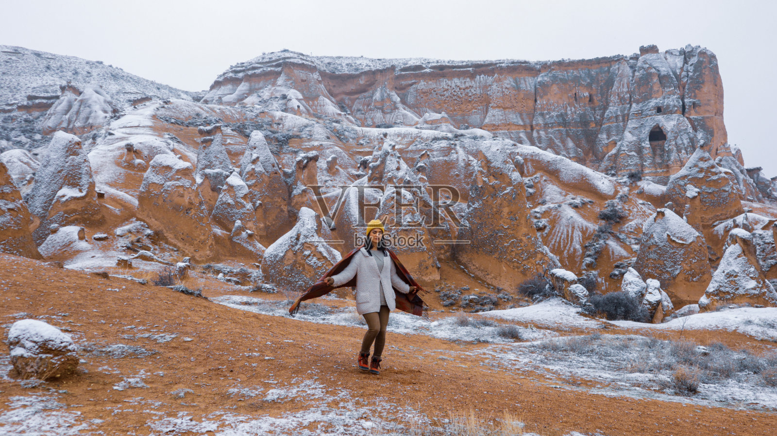 在卡帕多西亚的Devrent山谷，一个女人独自面对火山景观。照片摄影图片