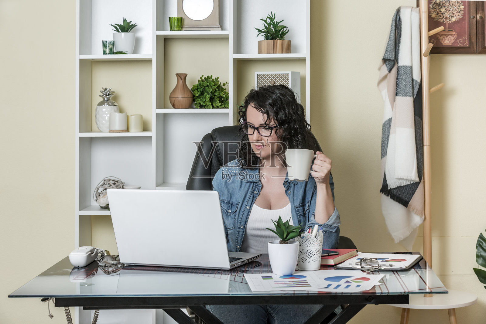 自由职业者在家里使用笔记本电脑照片摄影图片