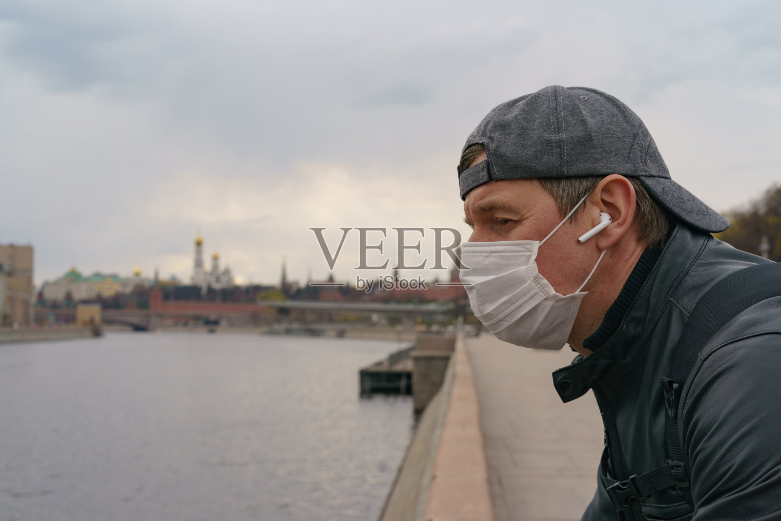 戴口罩和手套的男人在莫斯科市中心户外活动照片摄影图片