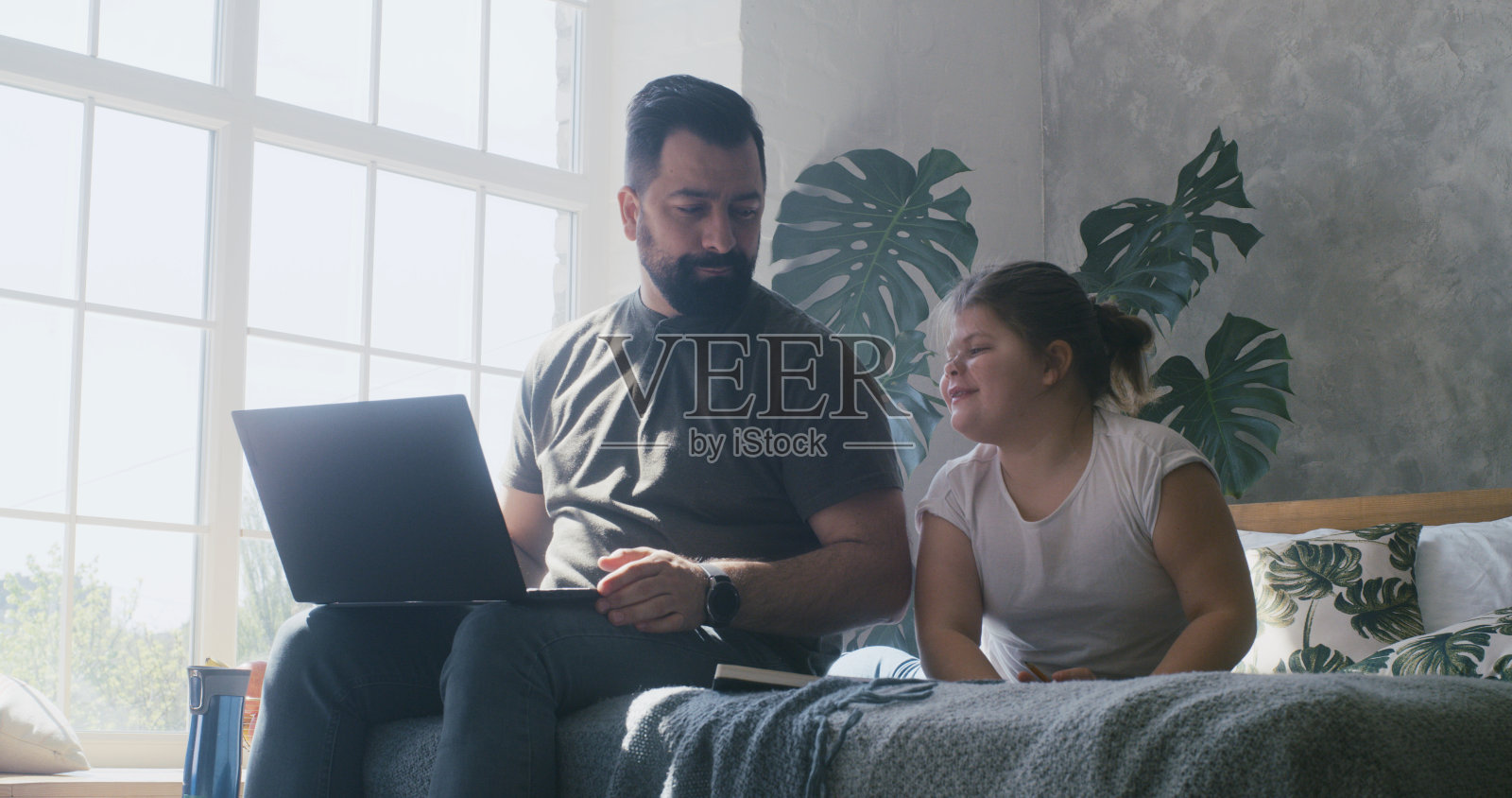 忙碌的父亲没有时间照顾女儿照片摄影图片