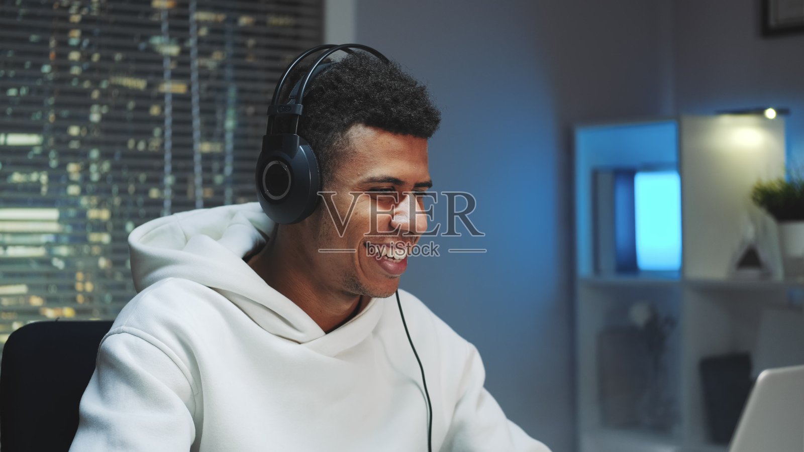 特写镜头的非洲玩家在耳机赢得电脑在线游戏照片摄影图片