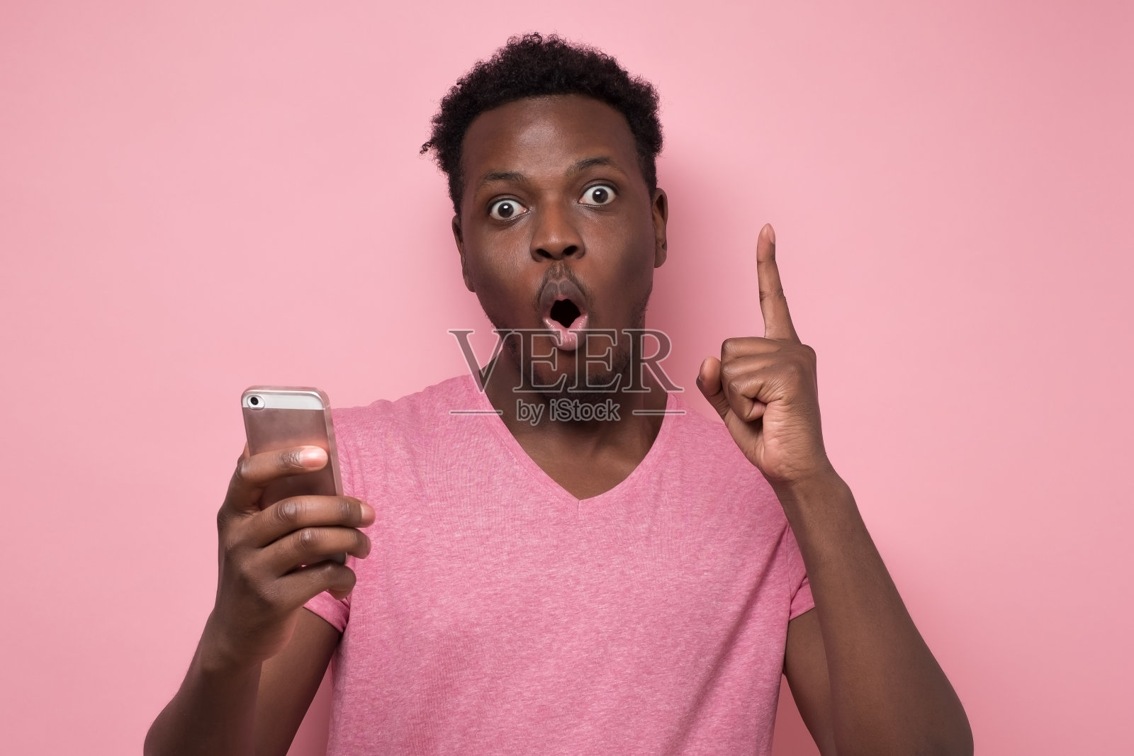 一名非裔美国人收到银行发来的短信，脸上露出震惊的表情。照片摄影图片