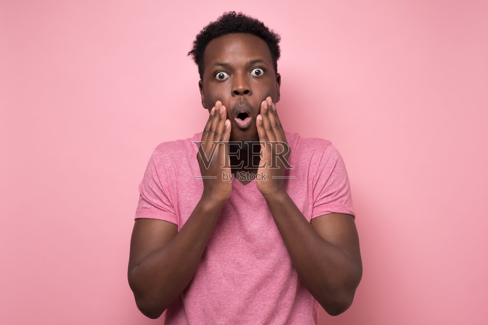 一名非裔美国人惊讶地看着镜头，被一个故事惊呆了照片摄影图片