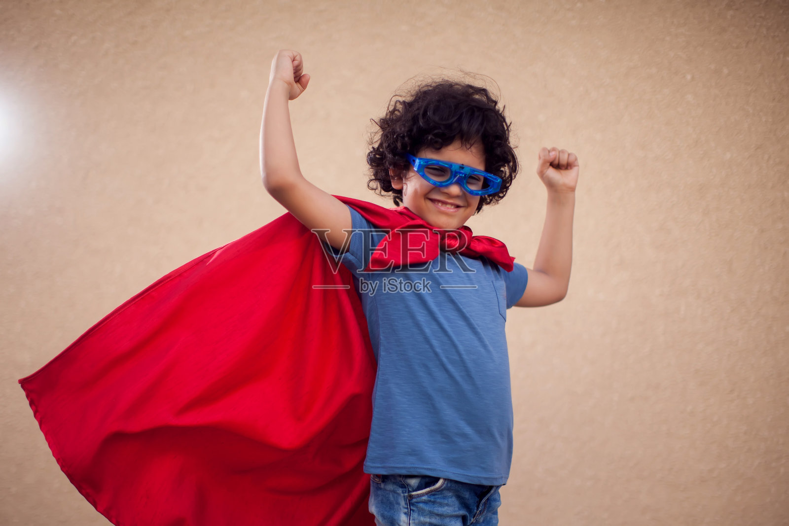 穿着超级英雄服装的儿童男孩，儿童与成功概念照片摄影图片