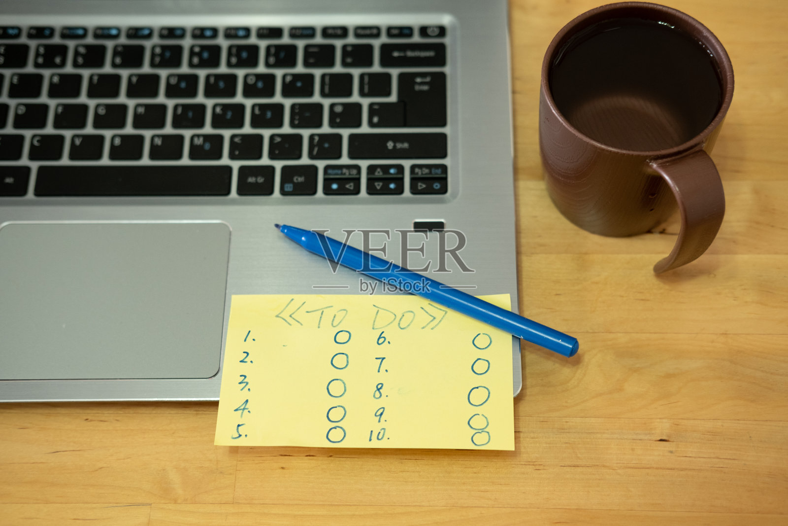 把要做的事情列在桌上照片摄影图片