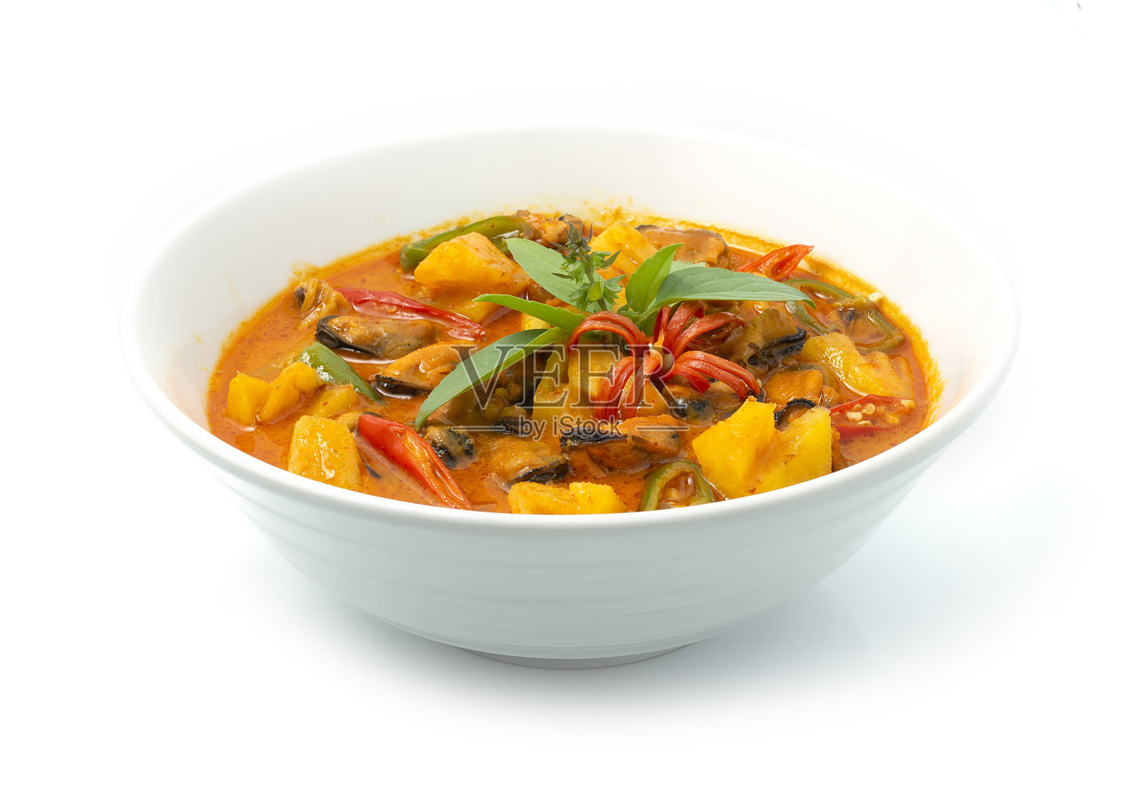 红咖喱酱，椰奶，鱼露，菠萝，辣椒，梅子糖和新鲜的罗勒泰式食物照片摄影图片