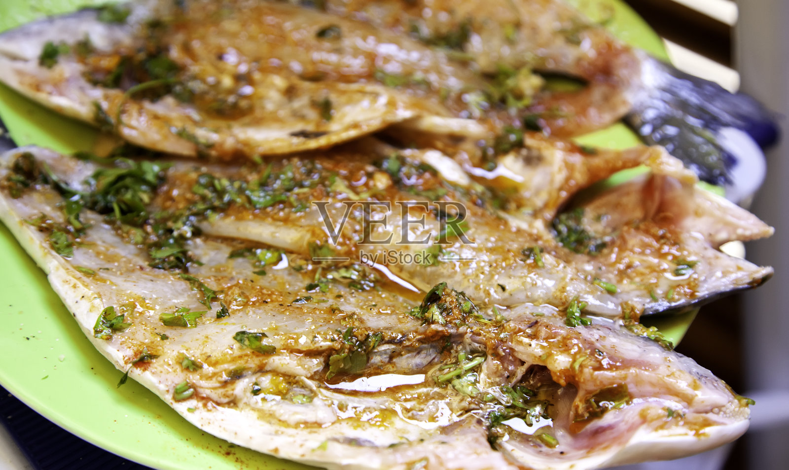 用香料腌制的鱼照片摄影图片