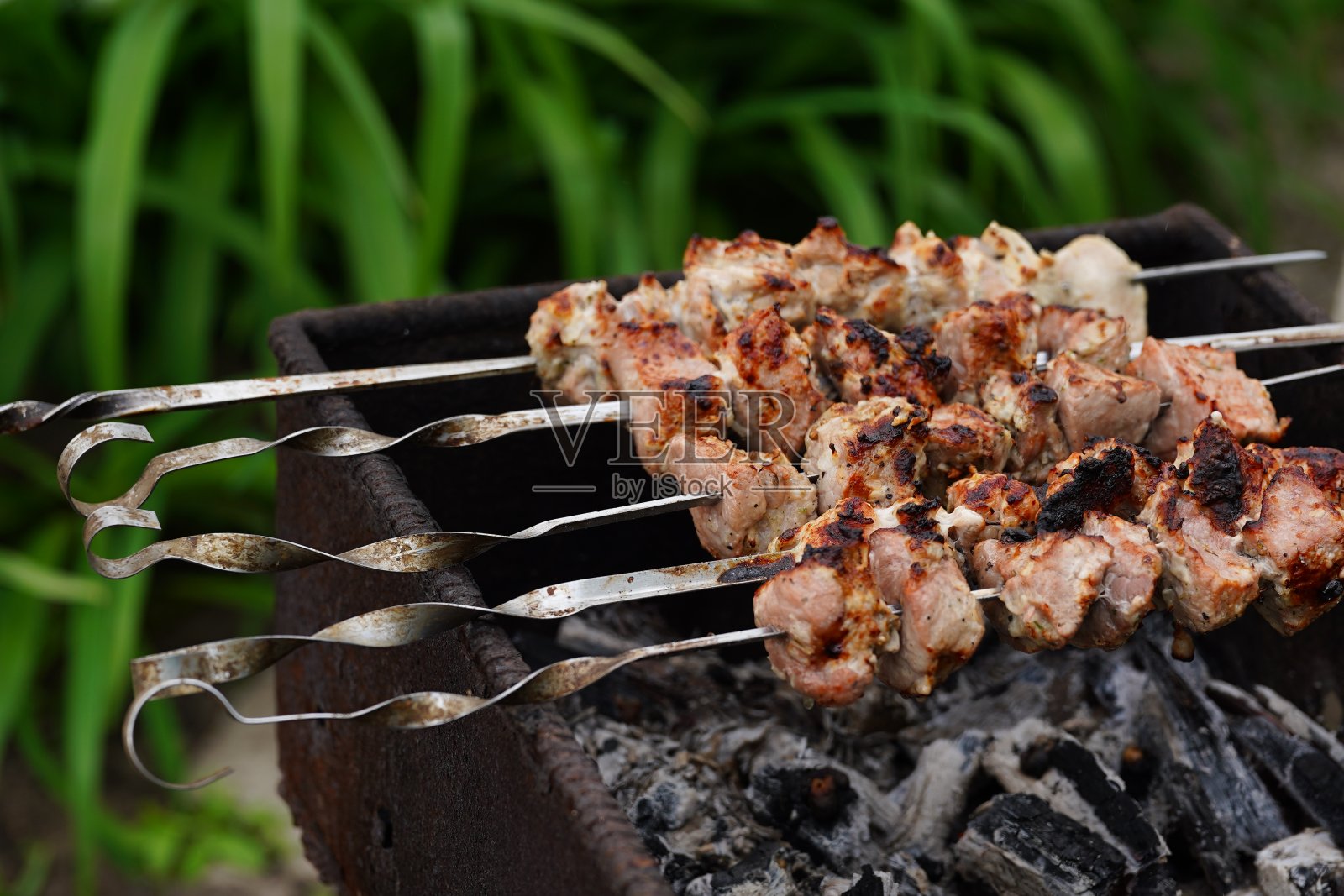 近距离的烤串。炭烤架上多汁的烧烤。户外野餐的概念照片摄影图片