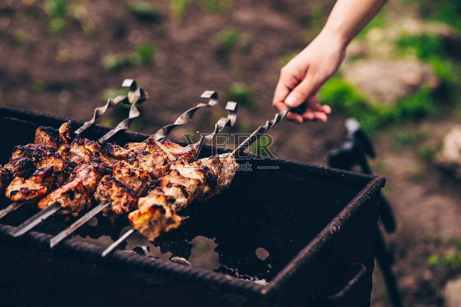 近距离的烤串。炭烤架上多汁的烧烤。户外野餐的概念照片摄影图片