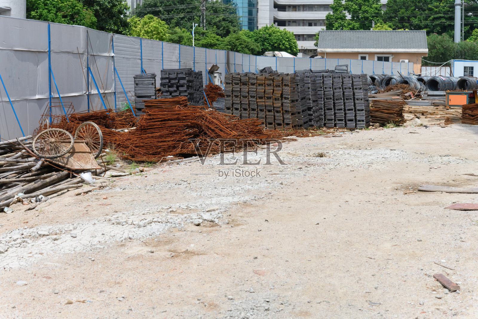地上有铁棒照片摄影图片