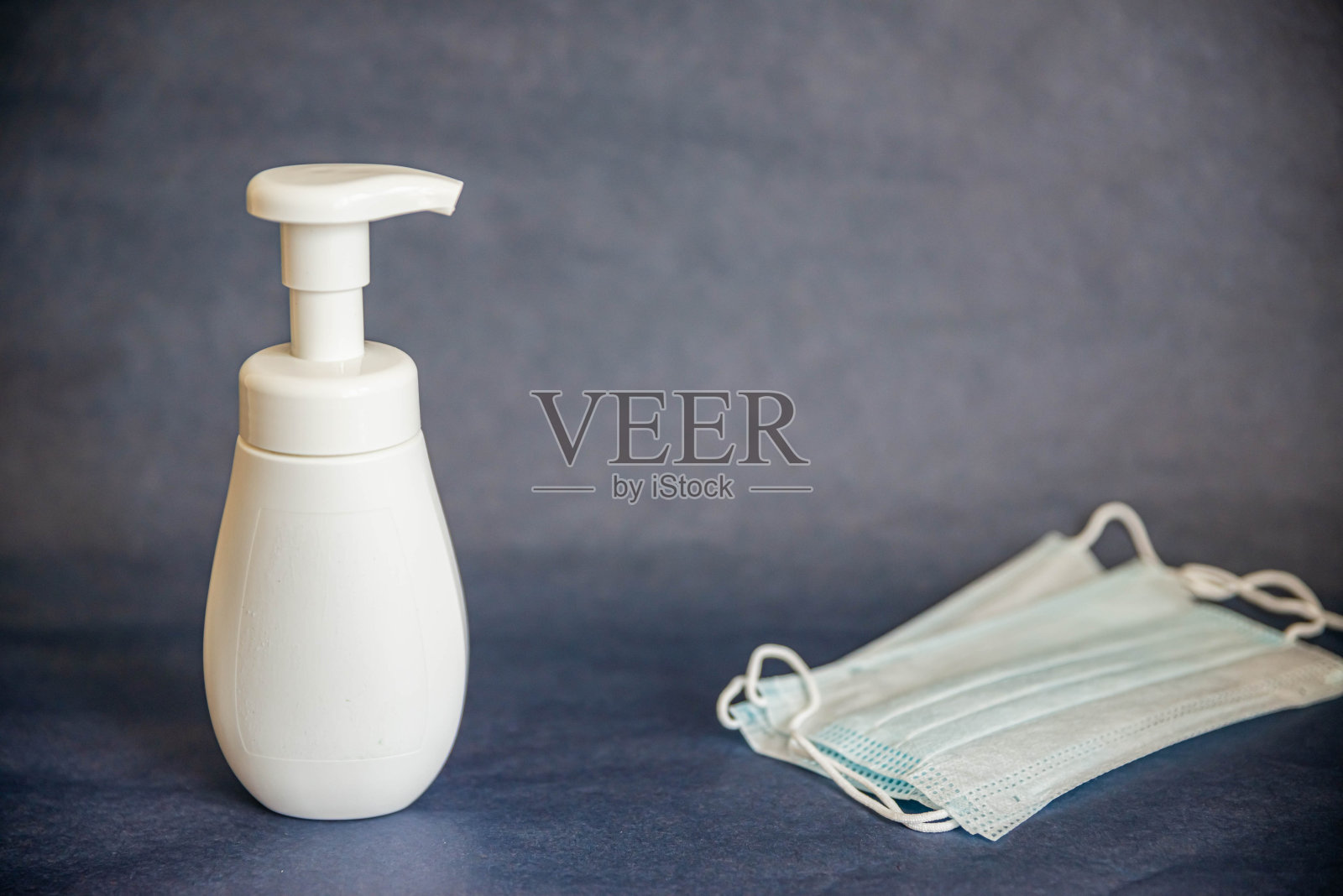 消毒液与医疗配件照片摄影图片