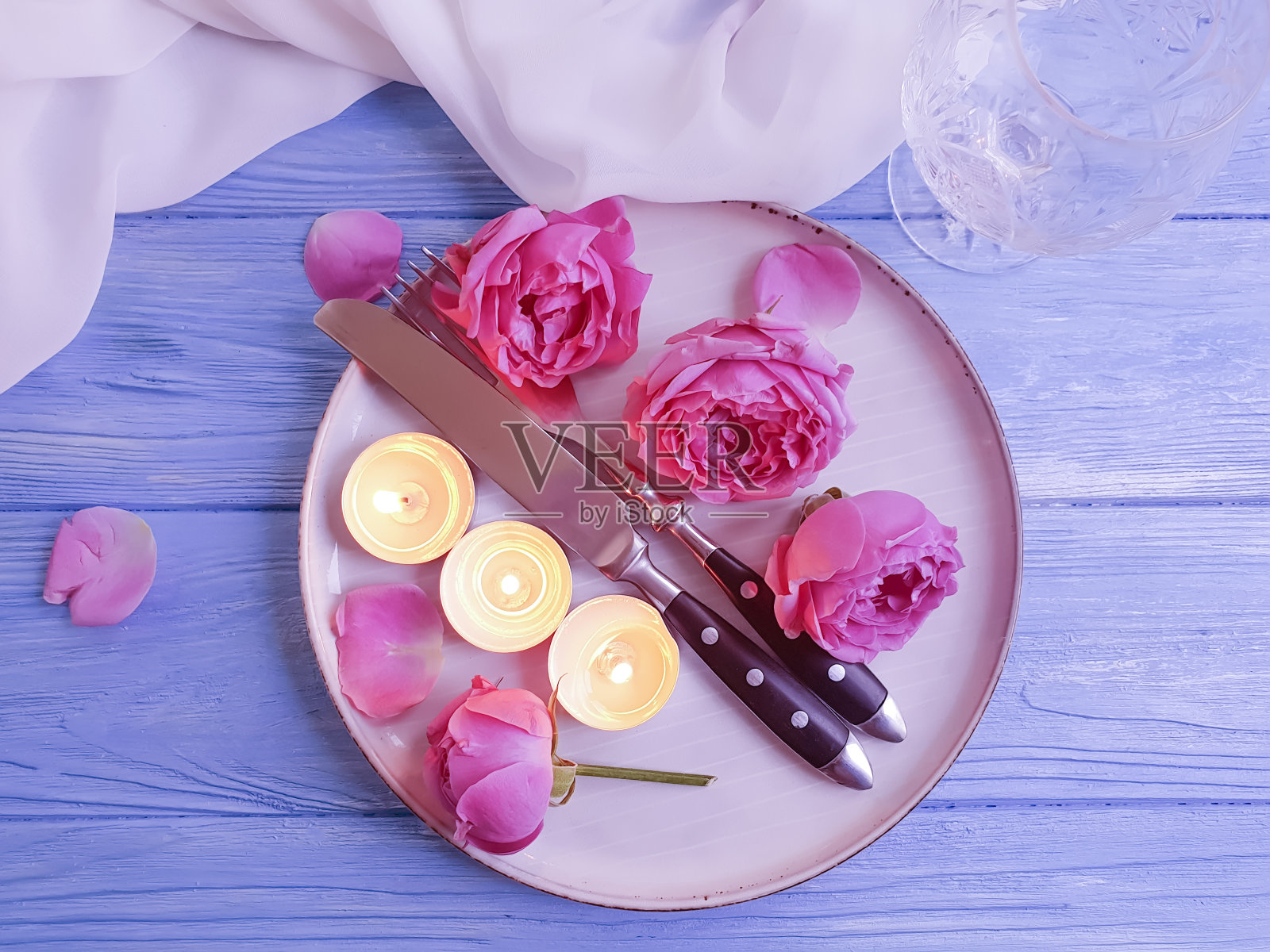 盘子，蜡烛花玫瑰木制背景照片摄影图片