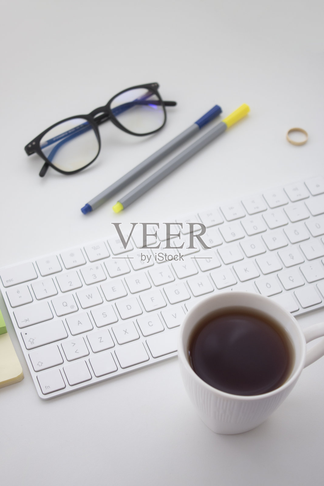 休息一下，喝茶。赢富数据办公桌面。键盘、鼠标、办公用品。照片摄影图片