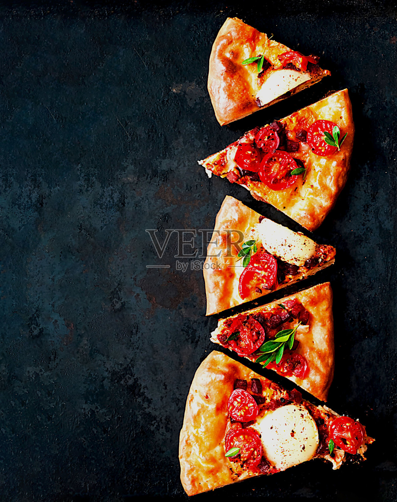 复古金属背景下的自制披萨片。在家做美味的食物。特写镜头照片摄影图片