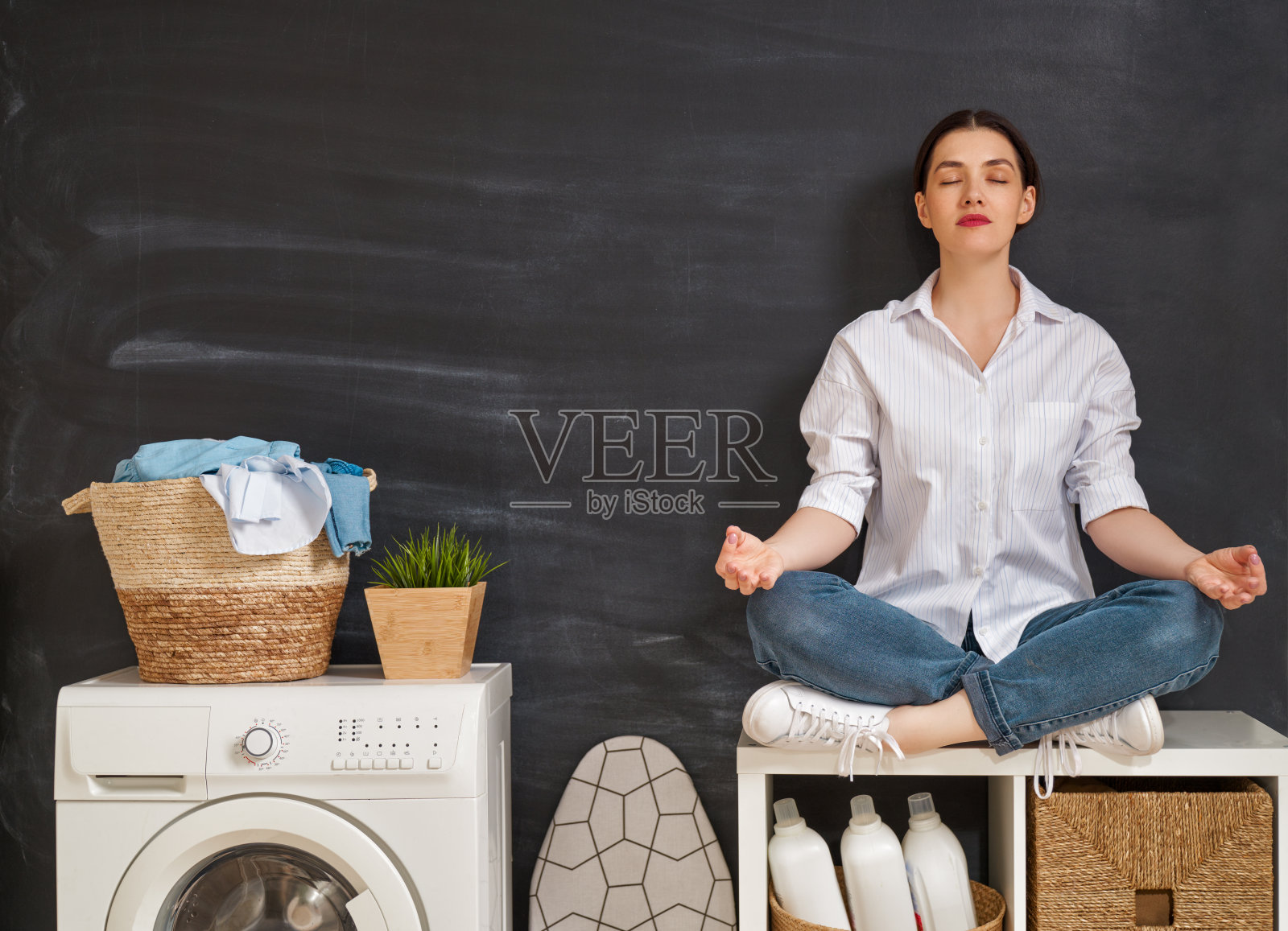 女人在洗衣服照片摄影图片