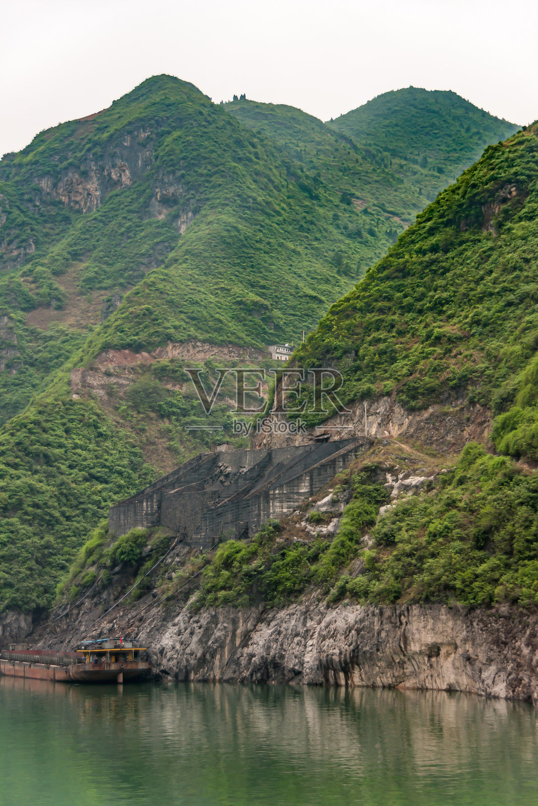 中国官渡口巫峡装煤设施上方的墙结构。照片摄影图片